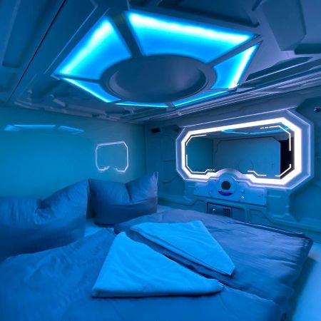 Space Night Capsule Hostel Берлин Екстериор снимка