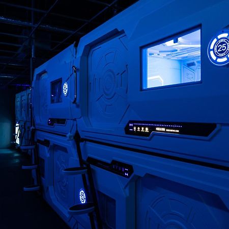 Space Night Capsule Hostel Берлин Екстериор снимка