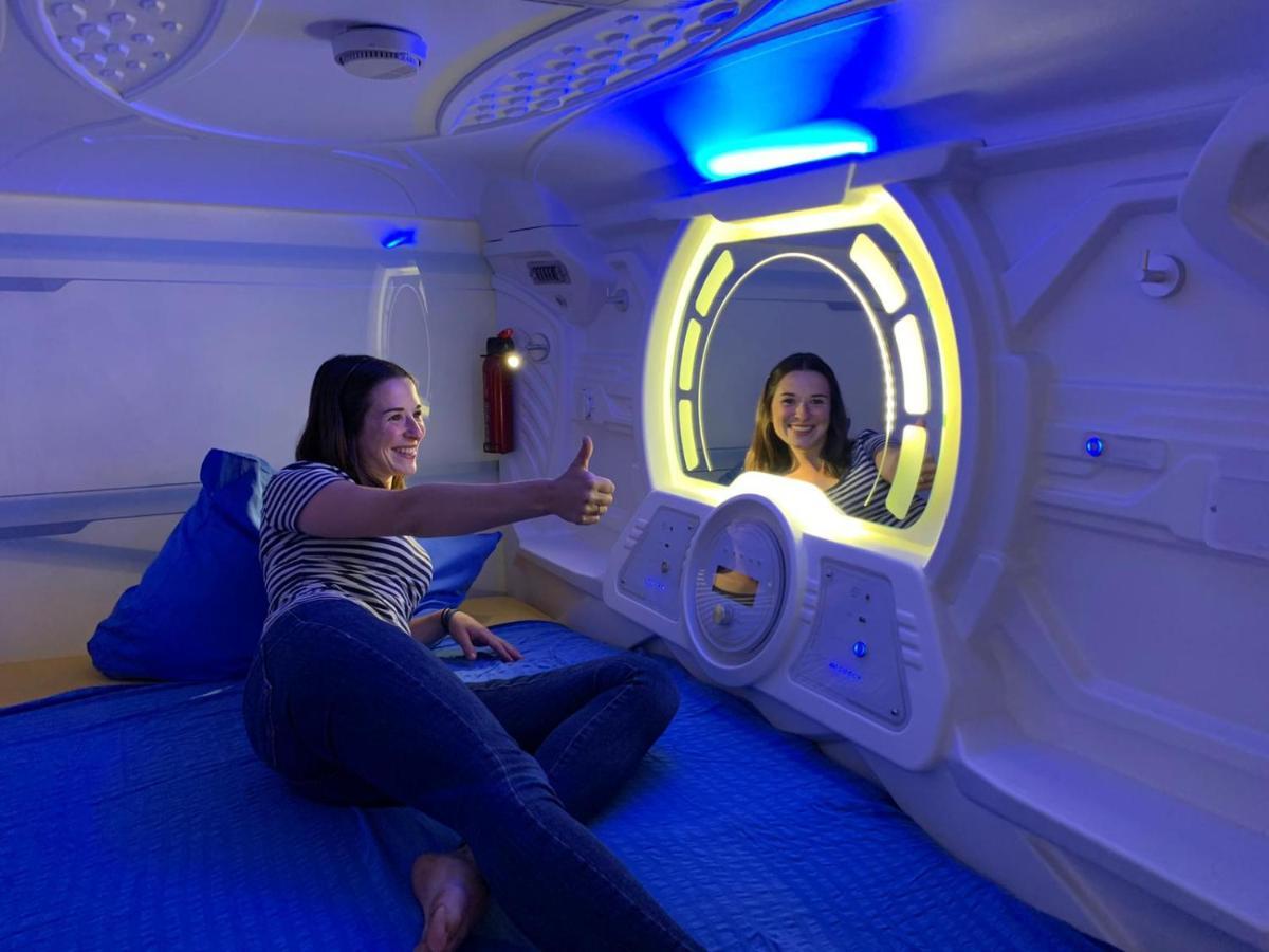 Space Night Capsule Hostel Берлин Екстериор снимка