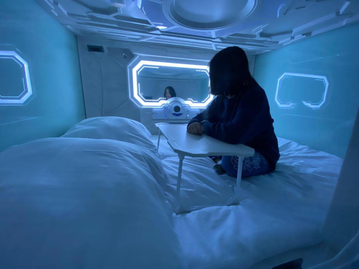 Space Night Capsule Hostel Берлин Екстериор снимка