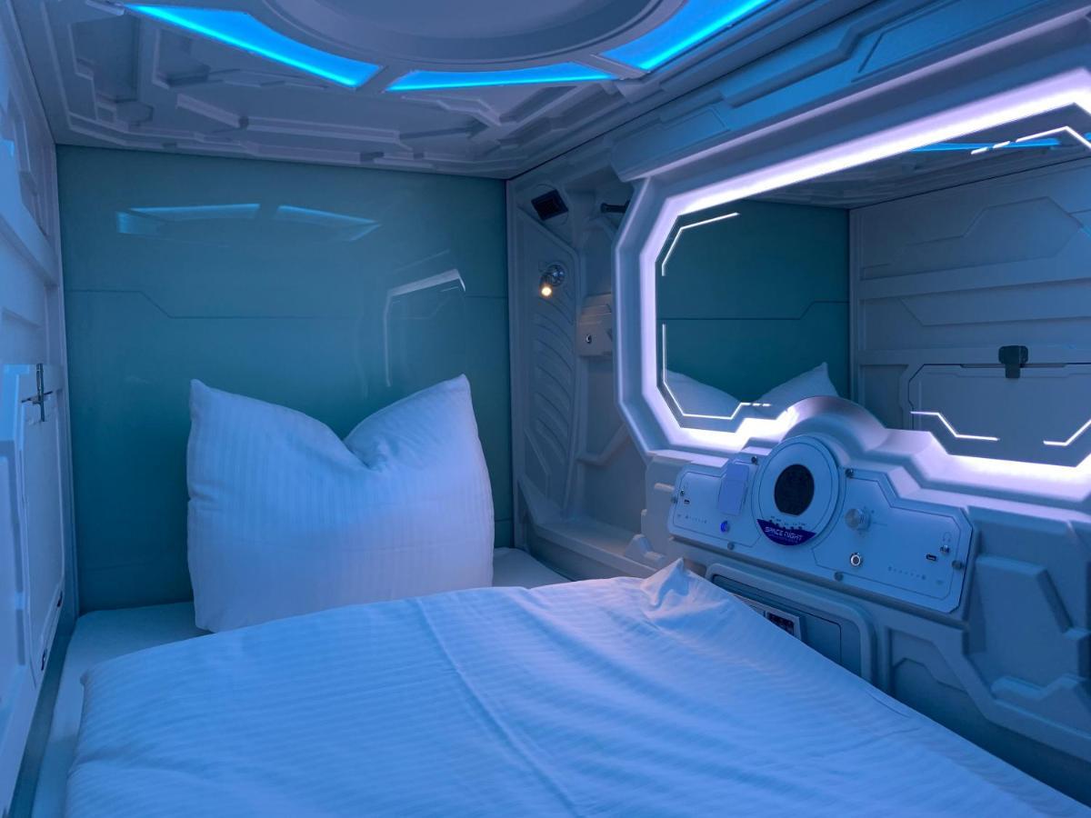 Space Night Capsule Hostel Берлин Екстериор снимка