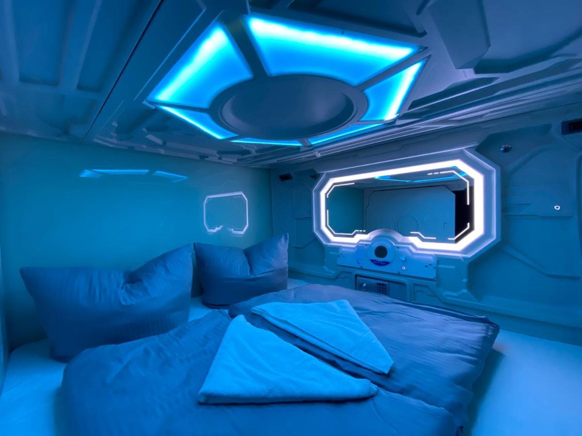 Space Night Capsule Hostel Берлин Екстериор снимка