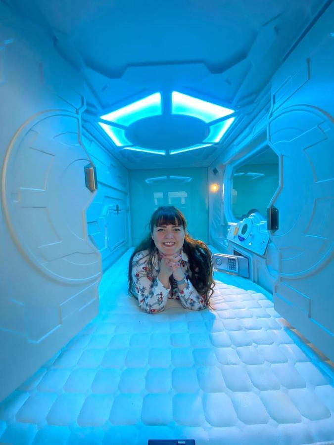 Space Night Capsule Hostel Берлин Екстериор снимка