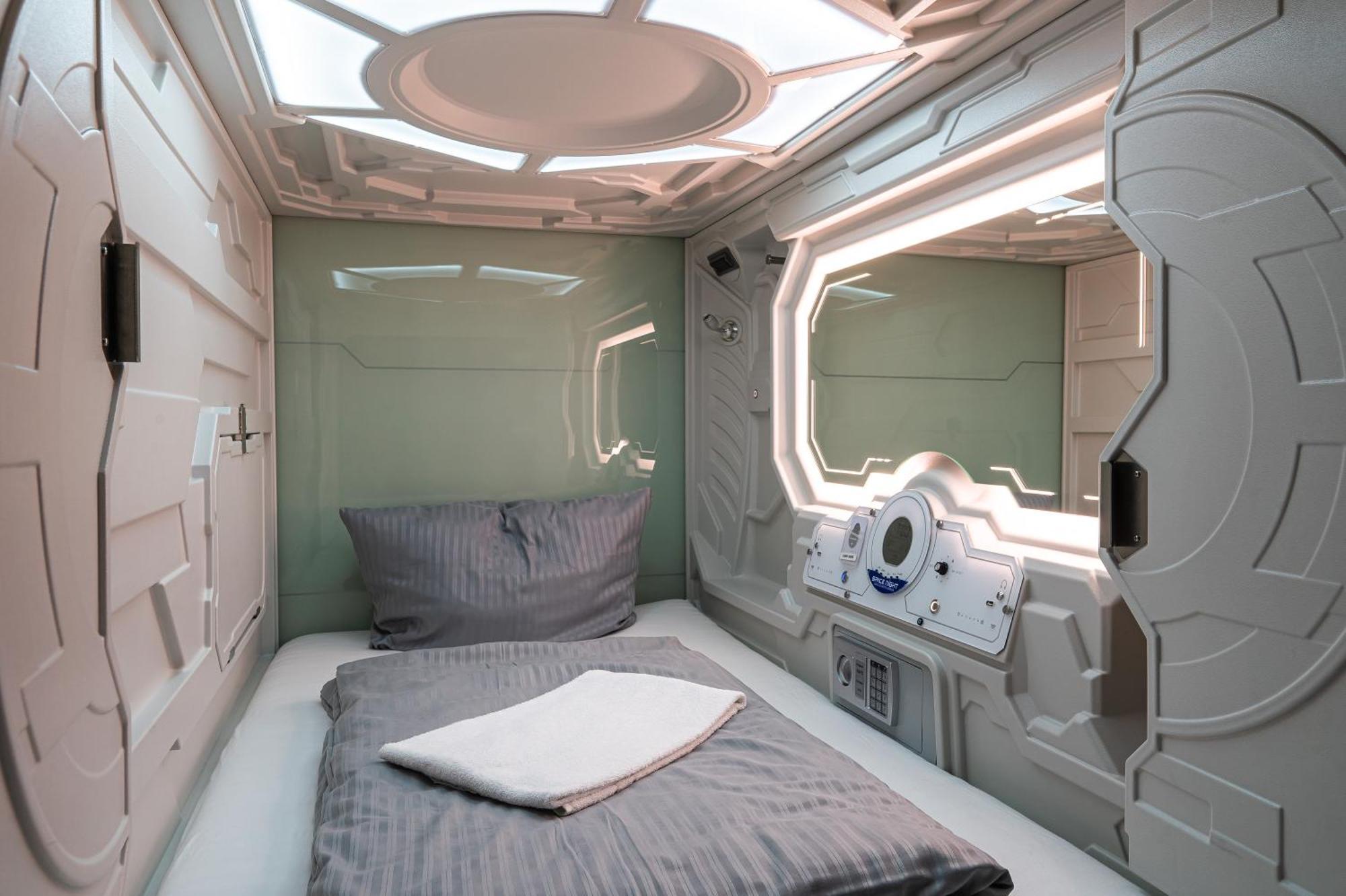 Space Night Capsule Hostel Берлин Екстериор снимка